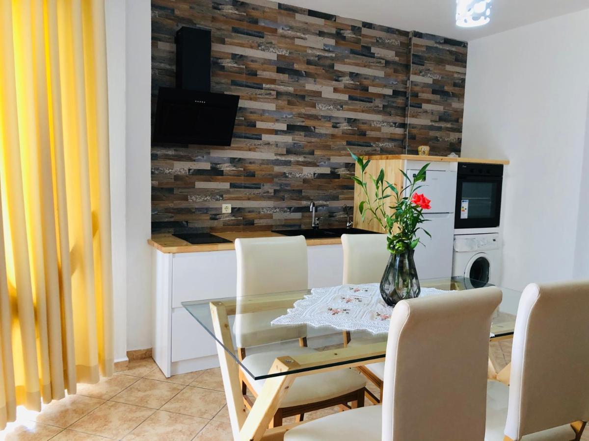 Flora Apartments Sarande Bagian luar foto