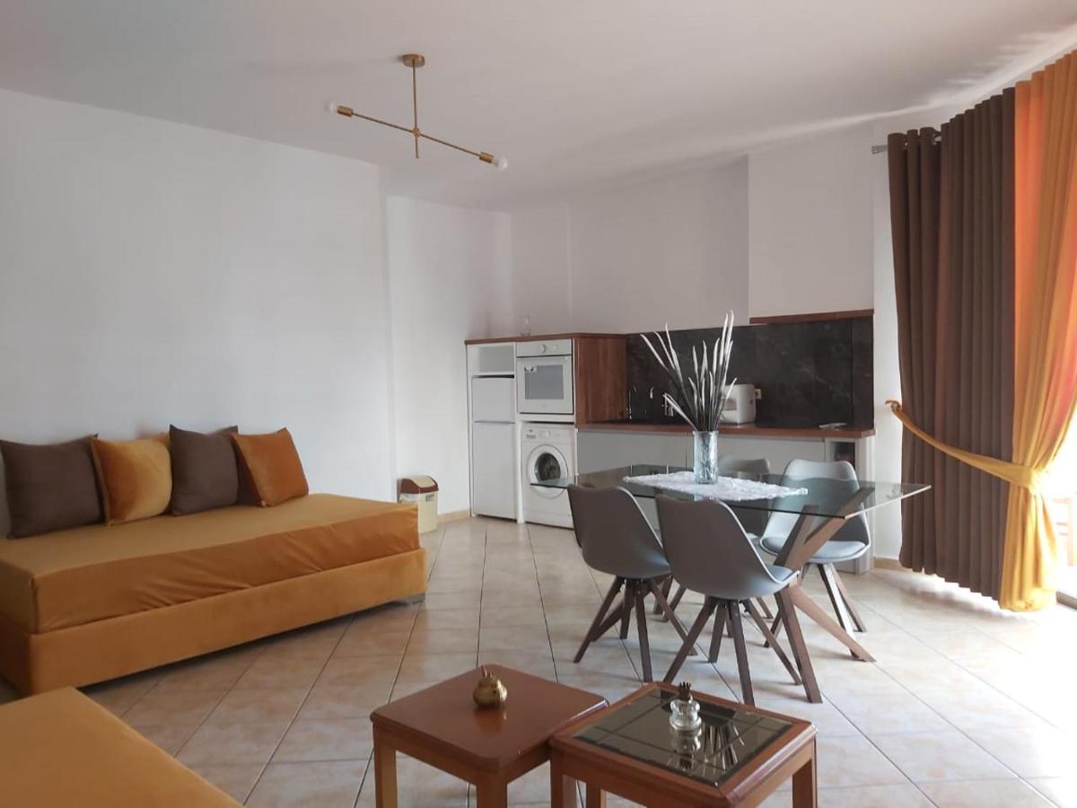 Flora Apartments Sarande Bagian luar foto