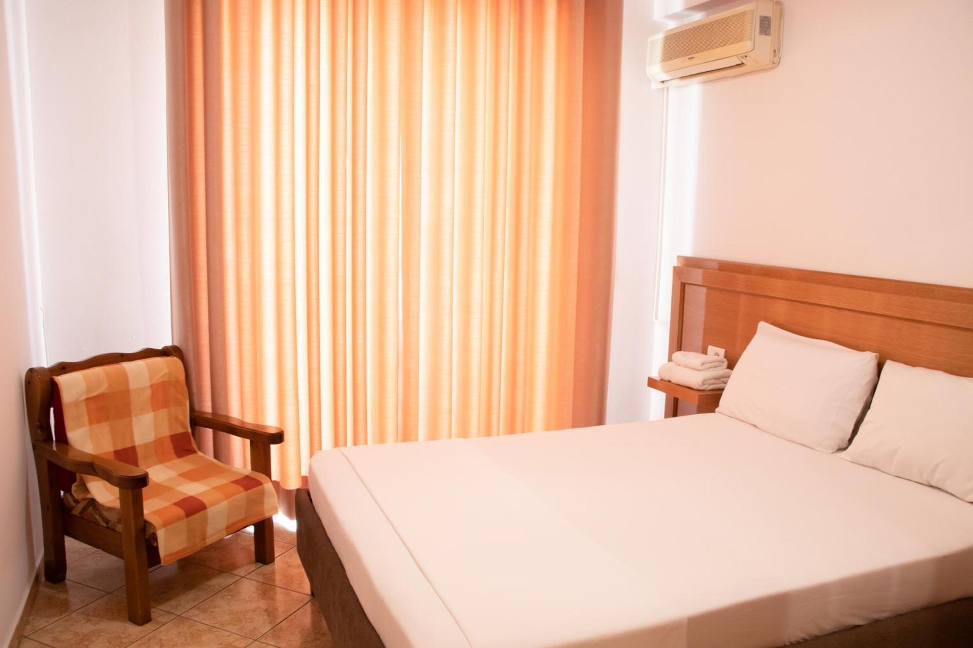 Flora Apartments Sarande Bagian luar foto